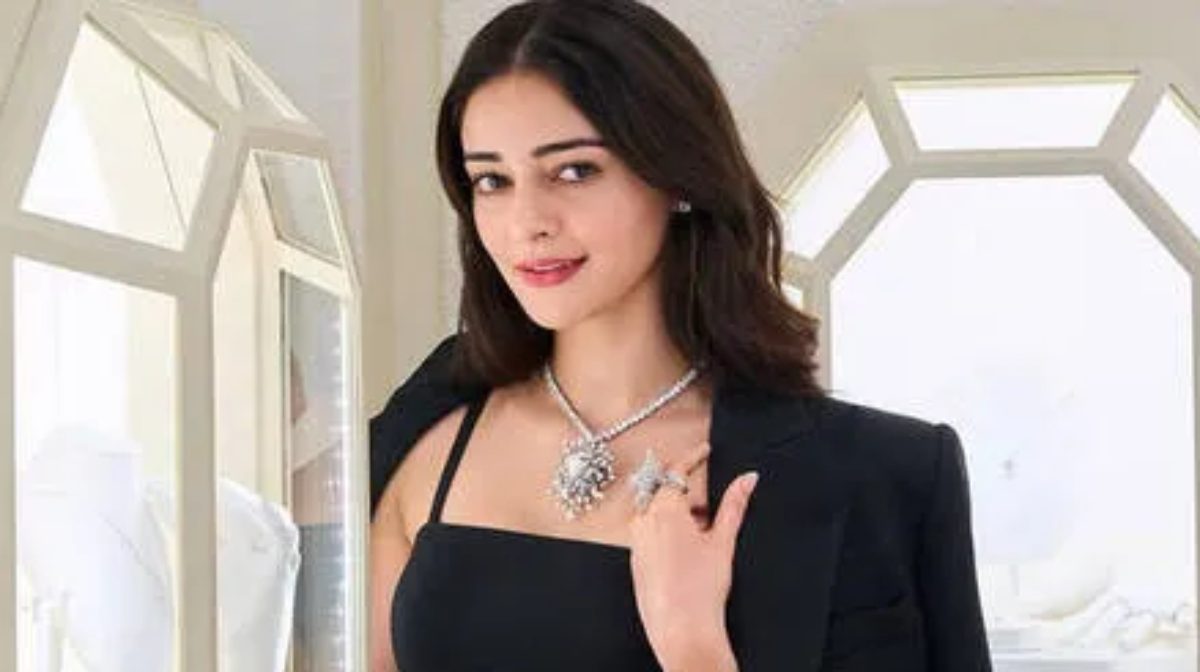 Ananya Pandey: शॉर्ट ड्रेस में अनन्या पांडे ने फोटोशूट कराकर फैंस के उड़ाए होश