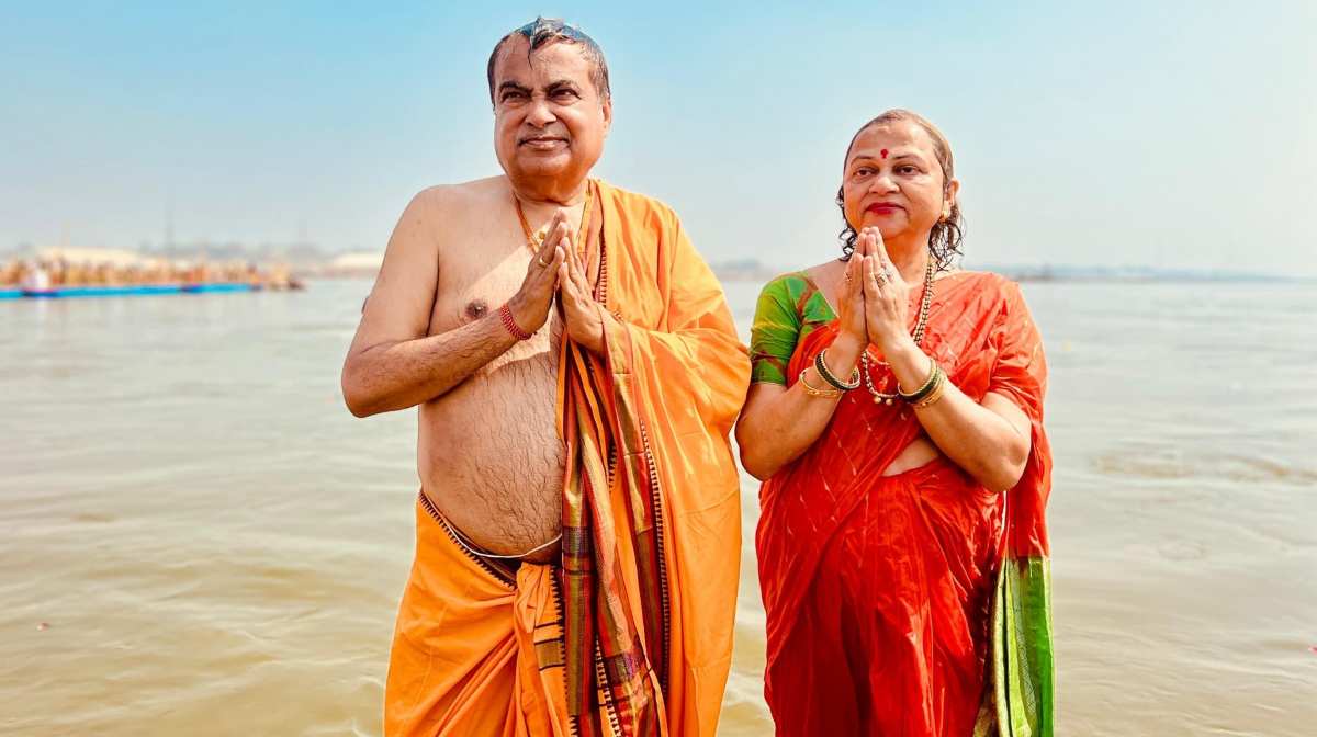 Maha Kumbh 2025: गडकरी ने परिवार संग त्रिवेणी में लगाई डुबकी, लोकमंगल की कामना की