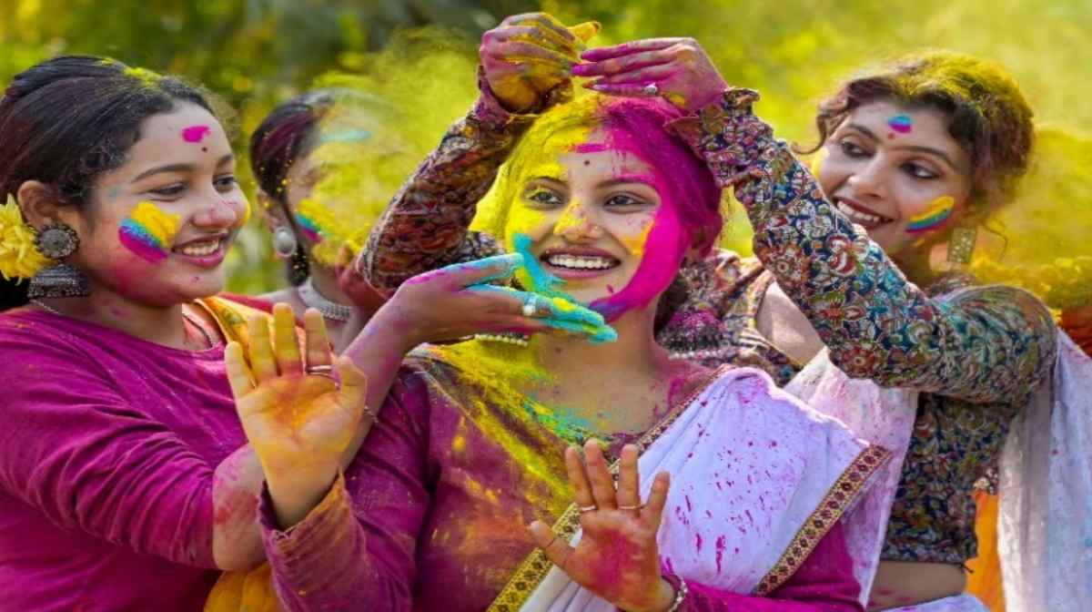 Holi 2025: क्यों मनाते हैं होली, जानें क्या हैं कथाएं