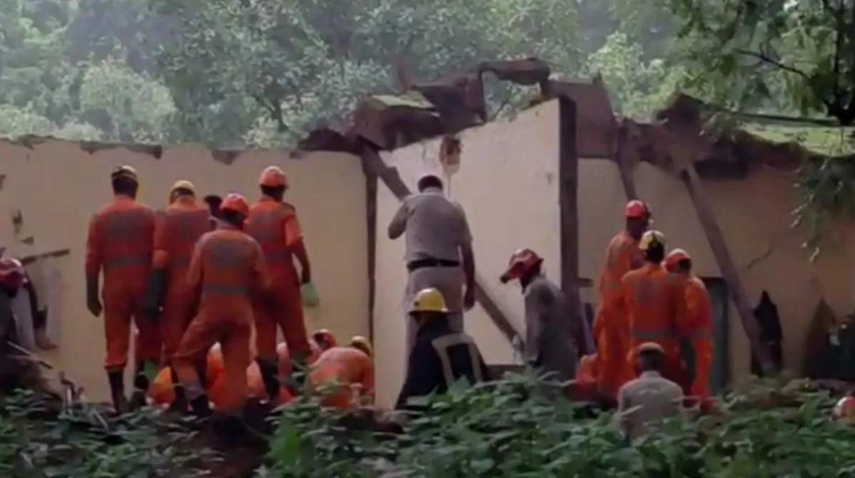 Hazrat Nizamuddin accident: पत्ते शाह दरगाह में छत गिरने से 5 की मौत, कई घायल