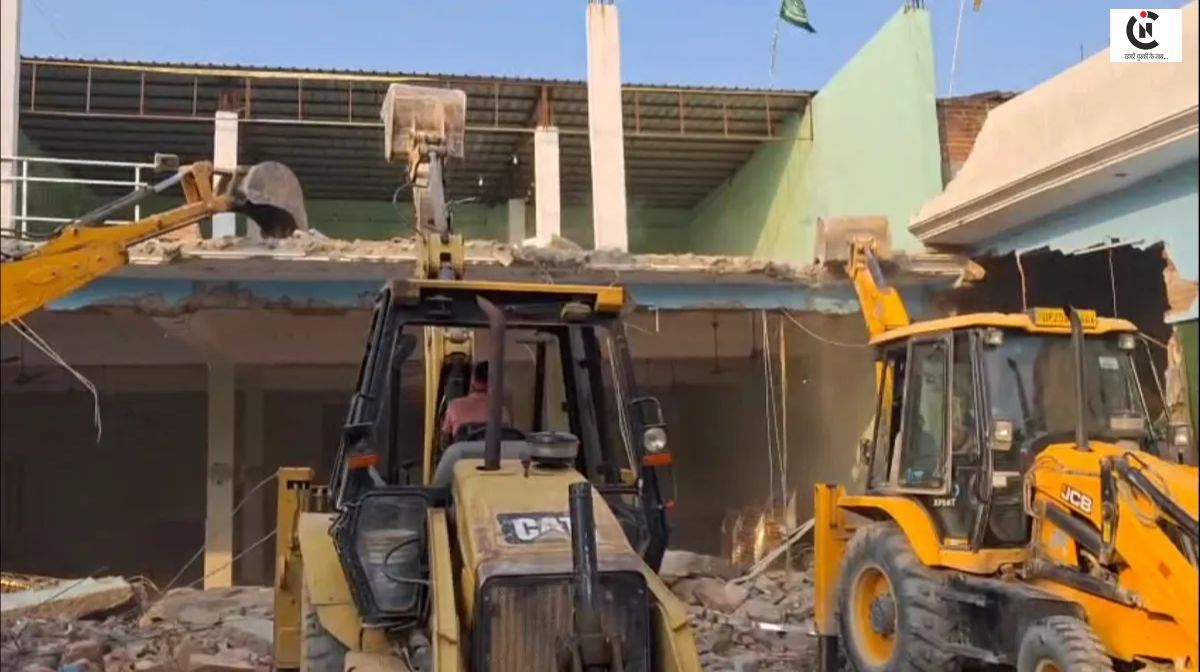 Bareilly bulldozer action: बरेली में अवैध निर्माण पर एक साथ चले चार बुलडोजर, सपा सांसद हिरासत में