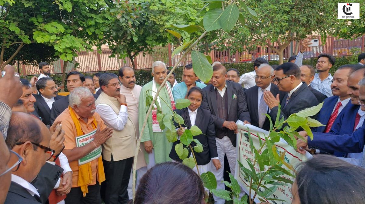 Lucknow News: हाईकोर्ट में रोपे गए पेड़, बढ़ा पर्यावरण संरक्षण का संदेश