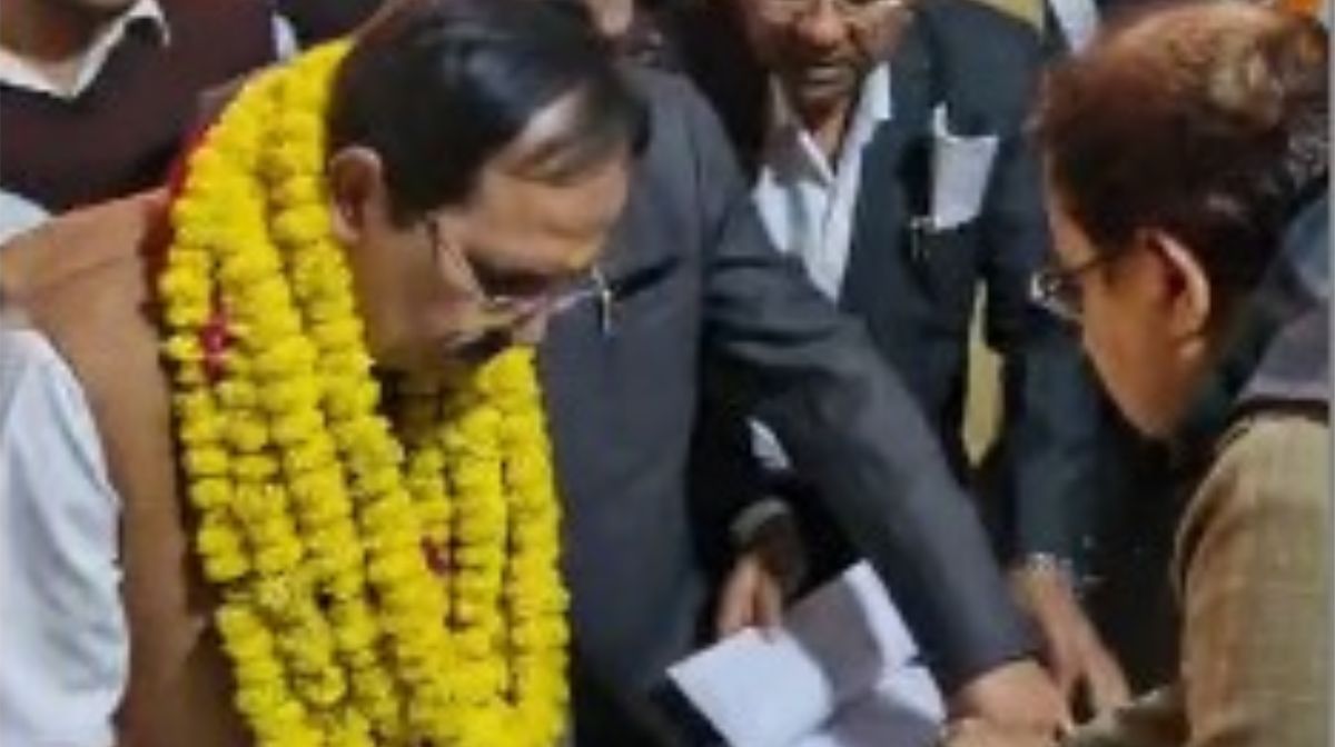 बार काउंसिल चुनाव: अरुण कुमार त्रिपाठी ने प्रयागराज में भरा नामांकन, बोले- अधिवक्ता समाज ही मेरा परिवार