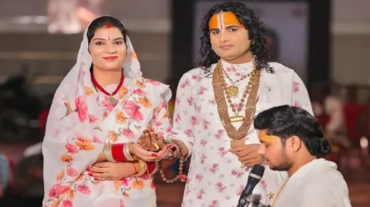 कथावाचक अनिरुद्धाचार्य की पत्नी आरती तिवारी कौन हैं? जानें गुरुमां के जीवन, भजन और सेवा कार्यों के बारे में