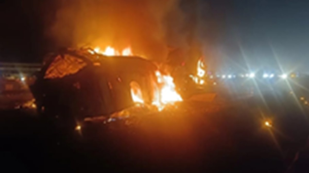 ट्रक से टक्कर के बाद बस में आग लगी, 9 लोगों की मौत, पीएम मोदी ने दुख जताया