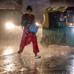 दिल्ली-NCR में बारिश और तेज हवाओं से लुढ़का पारा, आने वाले दिनों में और राहत की उम्मीद