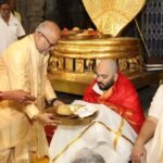 अनंत अंबानी ने तिरुपति मंदिर को दान कीं 25 इलेक्ट्रिक बसें, ड्राइवर और चार्जिंग का खर्च भी उठाएगा रिलायंस
