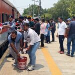 भीषण गर्मी में पूर्वोत्तर रेलवे स्काउट-गाइड ने ऐशबाग स्टेशन पर यात्रियों को पिलाया ठंडा पानी