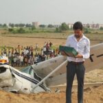 UP News: हाईवे पर गिरा चेतक एविएशन का ट्रेनी विमान, बिजली के तारों में उलझकर हुआ क्रैश