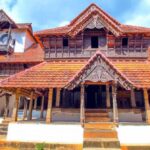 चार सौ साल पुराना एशिया का सबसे बड़ा लकड़ी का महल, जहाँ पत्थरों की जगह बोलती है नक्काशीदार लकड़ी