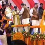 बस्ती में पवन सिंह के कांवड़ महोत्सव में बाउंसर ने फैन को स्टेज से फेंका तो पावर स्टार ने ऐसे जीता दिल