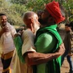 अपने आप पर हंस रहा है, जनार्दन