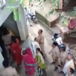 मासूम के हत्यारों की गिरफ्तारी के लिए सीएम योगी से मिलने जा रहे पीड़ित परिवार से पुलिस ने की मारपीट